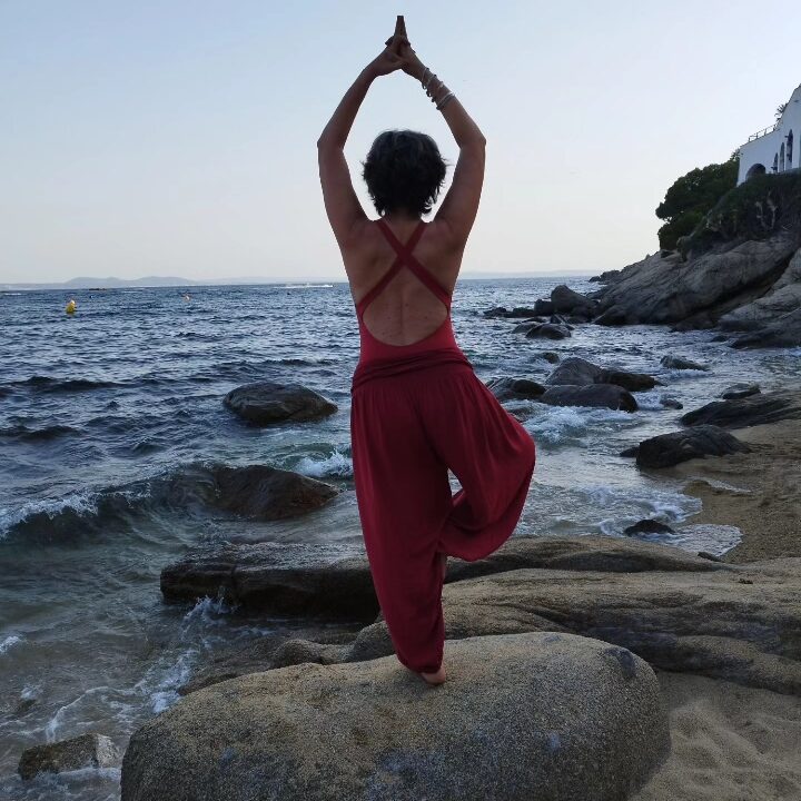 image de posture debout, sur un rocher face à la mer